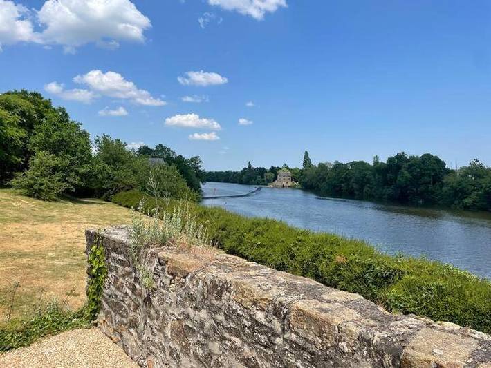Location de vacances pour 14 personnes, avec vue ainsi que piscine et jardin à Chambellay