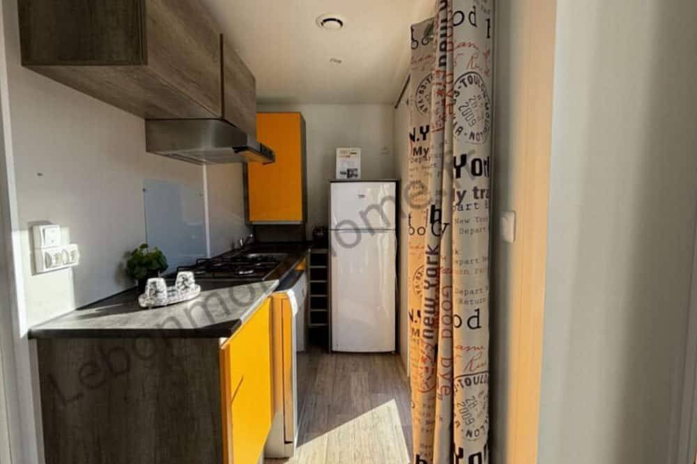 Spacious mobile home with terrace for 6 people in Tournon-sur-Rhône, Tournon-sur-Rhône region