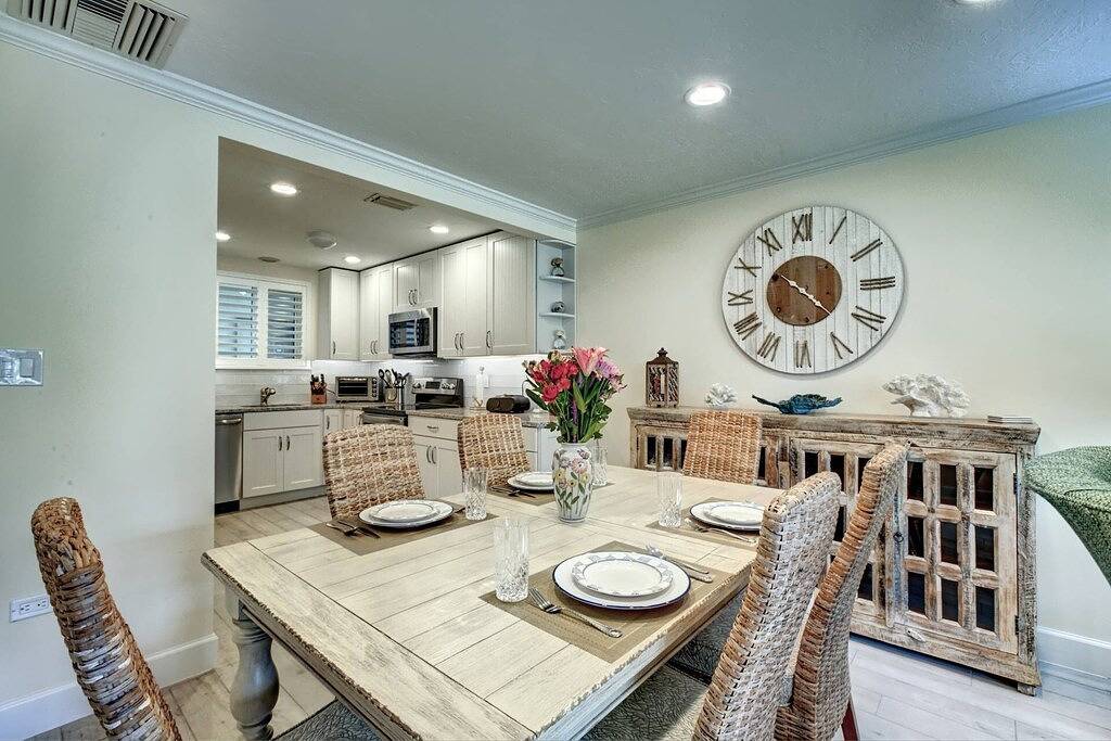 Ganze Wohnung, Gehen Sie zum Lido Beach, zu Fuß zum Armand Cir mit Restaurants und Einkaufsmöglichkeiten, Wlan, Xfinity, 2Tv's, beheiztem Pool / Spa in Lido Key, Sarasota