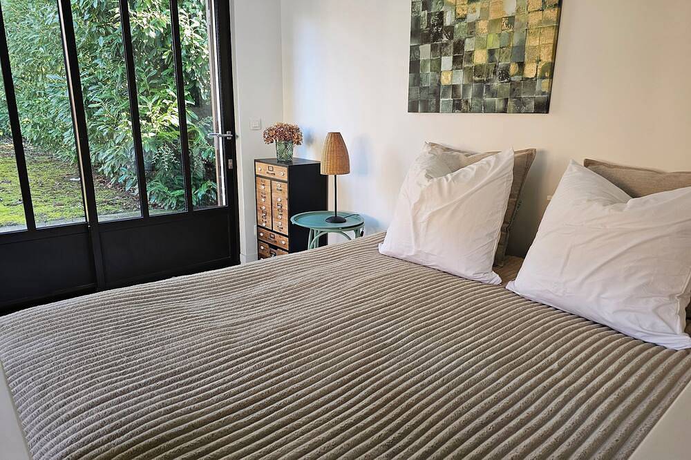 Private Estate with Pool – Apartment + Poolhouse near Versailles & Paris in Neauphle-le-Château, Yvelines