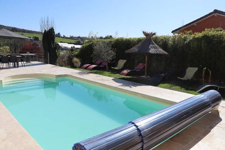 Location de vacances pour 12 personnes, avec vue ainsi que jardin et piscine, animaux acceptés à Saint-Galmier - 2