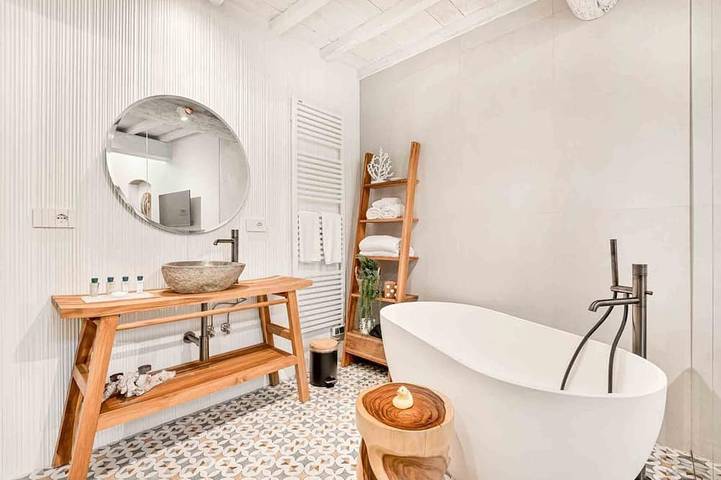 Asa Tre Uliva – The Elegance of Silence, the Luxury of the GenuineIn the most authentic heart of Corniglia, Casa Tre Uliva comes to life in 2025: a high-end guesthouse that redefines the concept of hospitality in the Cinque Terre. Four charming rooms, in Corniglia, Vernazza Gemeinde
