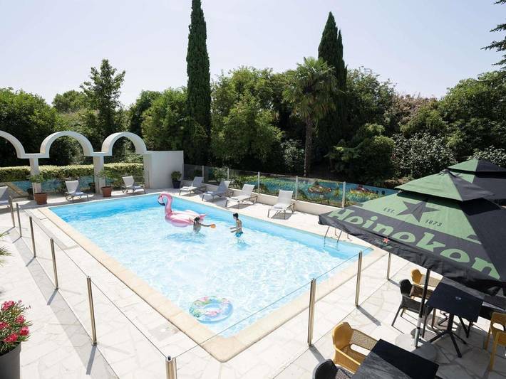 Hôtel pour 4 personnes, avec jardin ainsi que piscine et bassin pour enfant