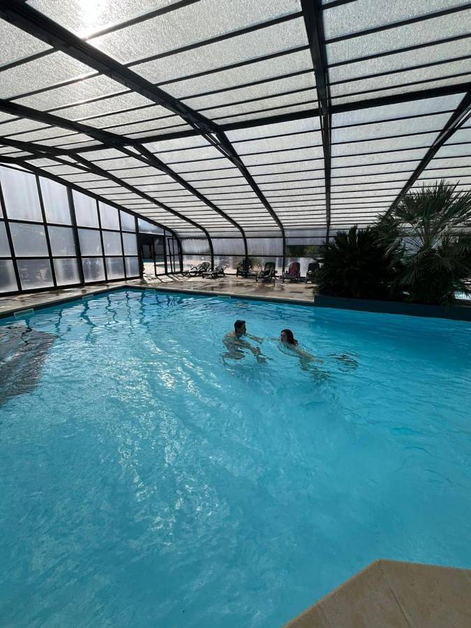 Camping pour 7 personnes, avec jardin et bassin pour enfant ainsi que jacuzzi et piscine