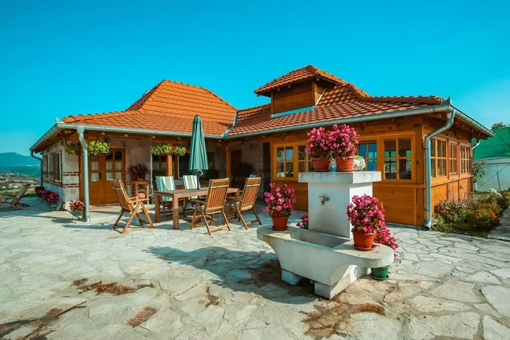 Villa pour 6 personnes, avec piscine et jardin ainsi que sauna et vue - 1