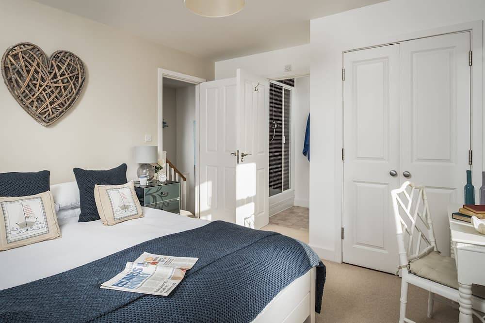 Camber Beach House -  a cottage that sleeps 6 guests  in 3 bedrooms in Camber, East Sussex