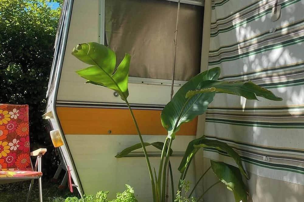 Caravane vintage, vivez une expérience dans une capsule temporelle en Chartreuse in Voiron, Isère