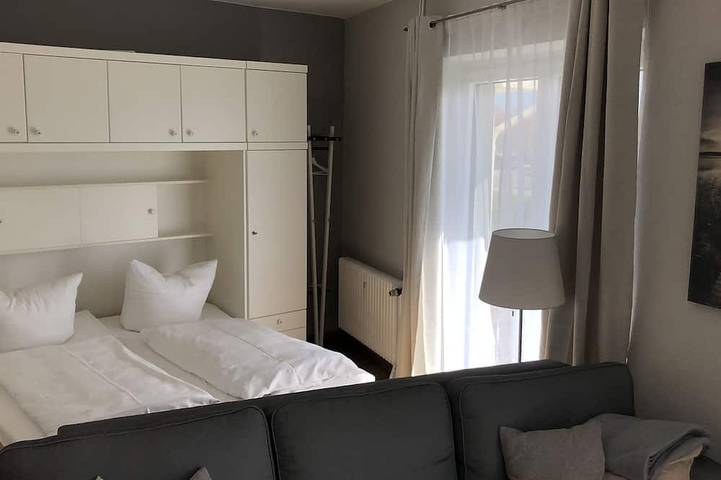 Ganze Wohnung, Lichtdurchflutete Ferienwohnung im Zentrum mit Blick auf die Fischkutter in Hafen Büsum, Büsum