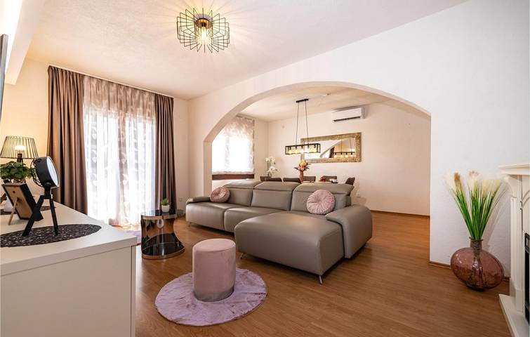Geräumige 2-Zimmer-Wohnung mit Pool, WLAN und Terrasse! in Pridraga, Zadar