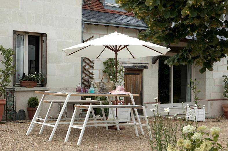 Three-Bedroom House in Berthenay, Région de Tours