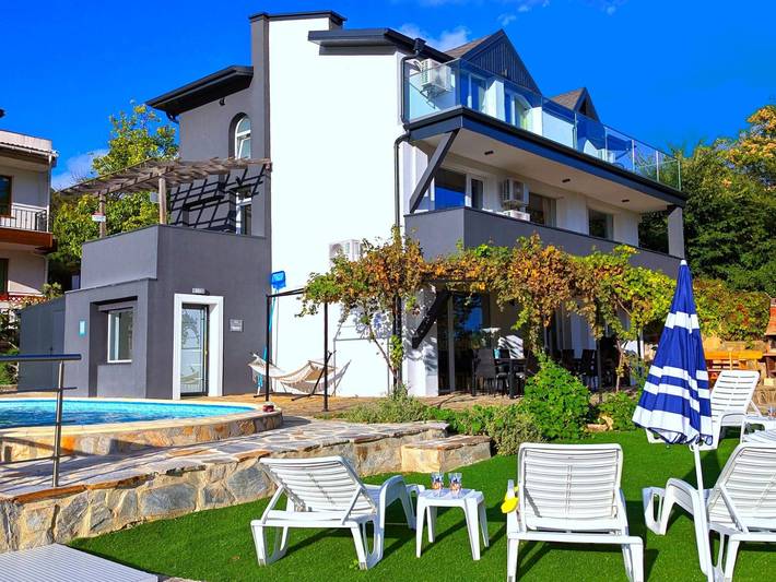 Ferienhaus für 16 Personen, mit Balkon und Terrasse sowie Garten und Ausblick