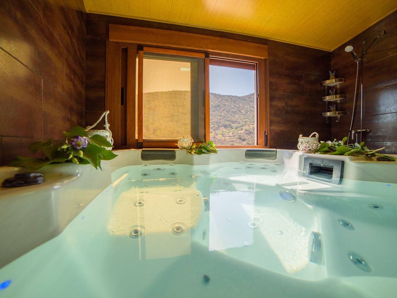 Das Upside Down House mit Whirlpool-Badewanne in Laroya, Provincia de Almería
