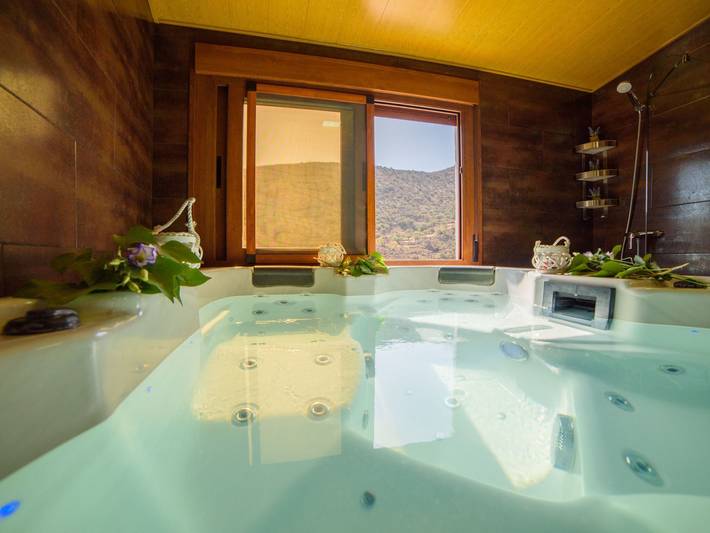 Das Upside Down House mit Whirlpool-Badewanne in Laroya, Cordillera Penibética