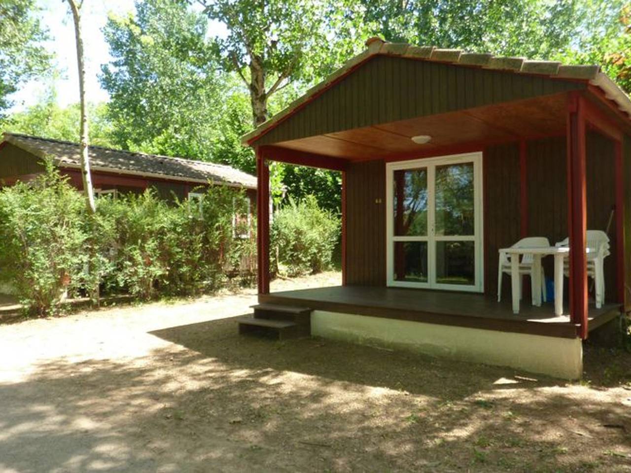 Chalet 3 Habitaciones con Terraza, 2 Dormitorios, 2 a 6 Personas in Badefols-sur-Dordogne, Périgord Pourpre