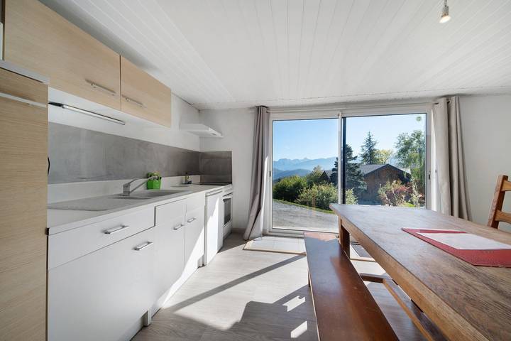 Entire apartment, Apartment 'Charmant Vue Mont-Blanc' with Mountain View and Wi-Fi in Onnion, Bonneville region