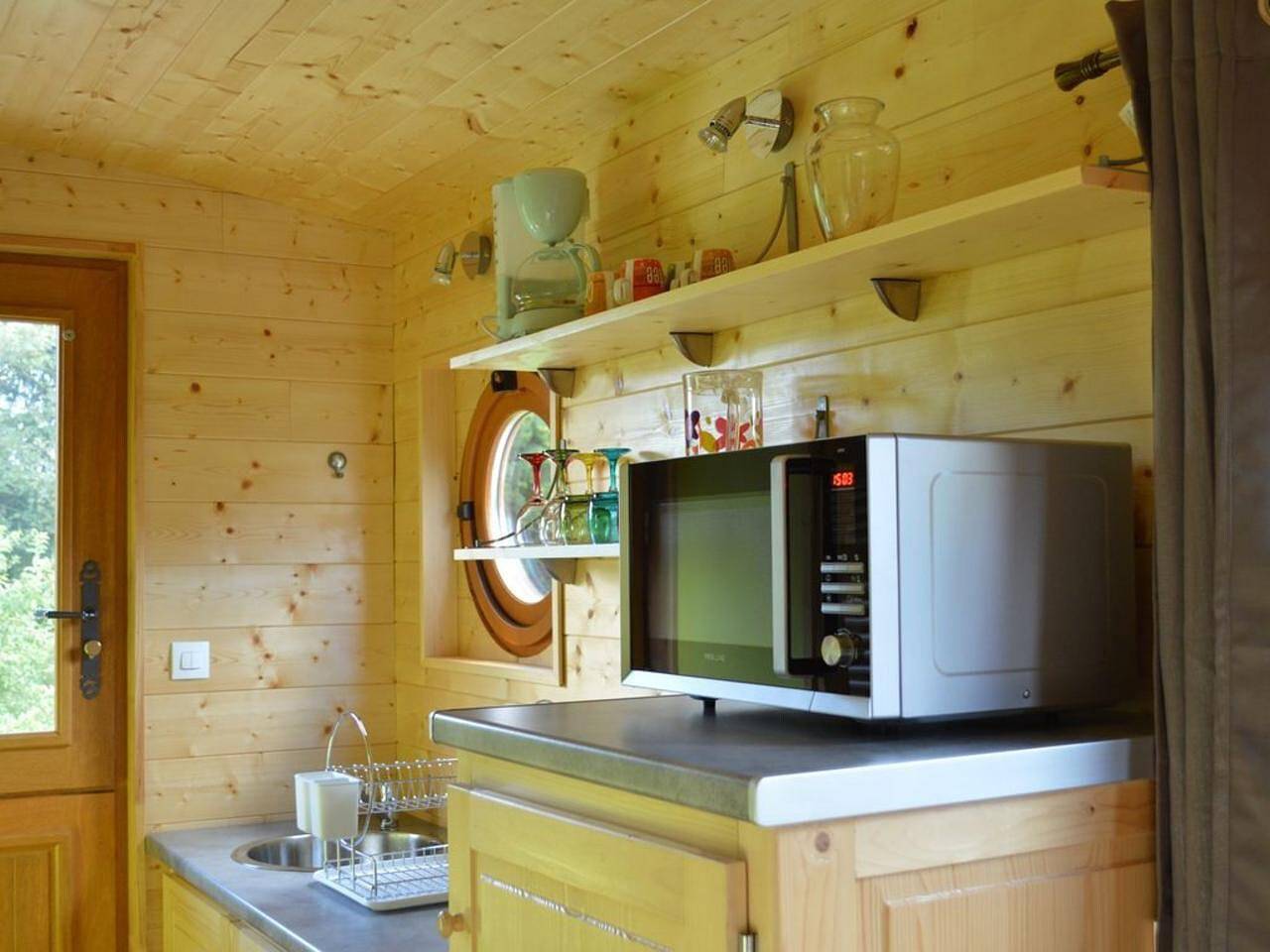 Maison 'Gîte Insolite Roulotte 5 Personnes' avec Terrasse Privée, Jardin Privé in Seux, Région d'Amiens