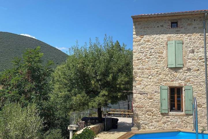 Location de vacances pour 12 personnes, avec jardin, animaux acceptés à La Tour-sur-Orb