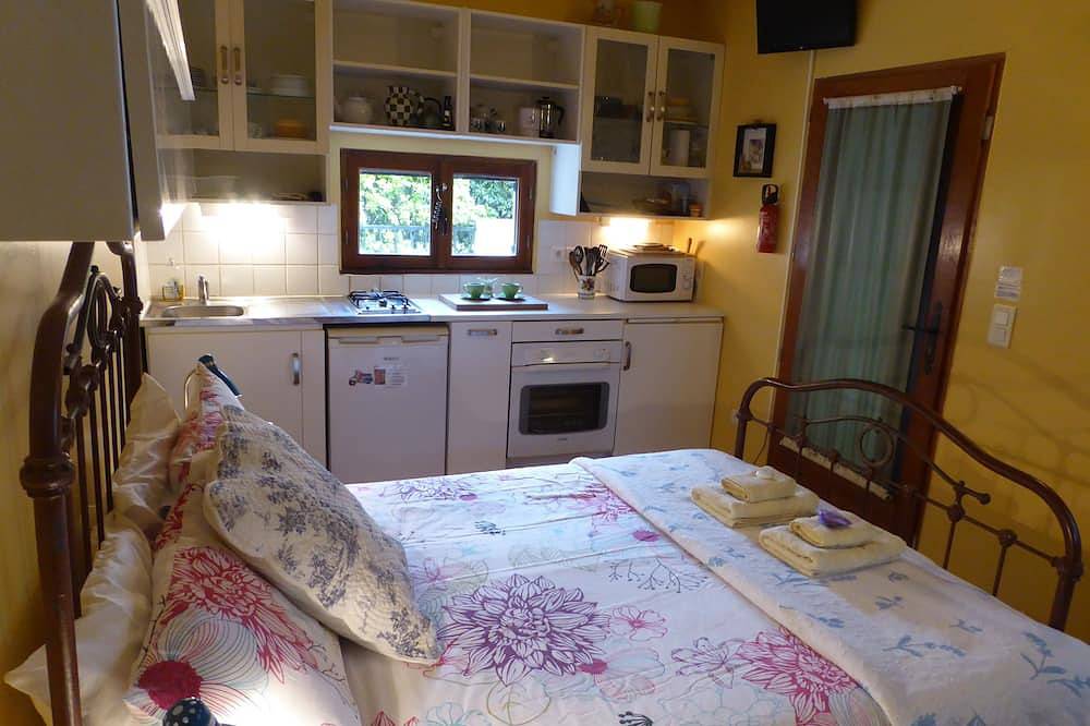 Entire apartment, Small well equipped Studio Apartment with Air Conditioning in Rognonas, Arles region
