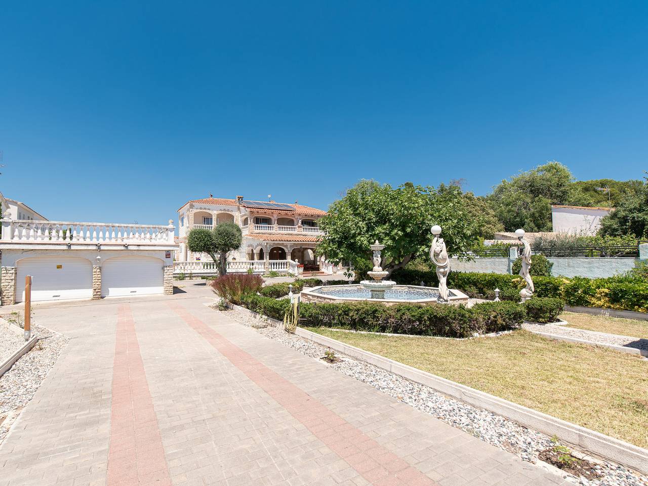 "Luxury Villa 020" with Pool, Terrace & Wi-Fi in Sant Salvador (Tarragona), el Vendrell