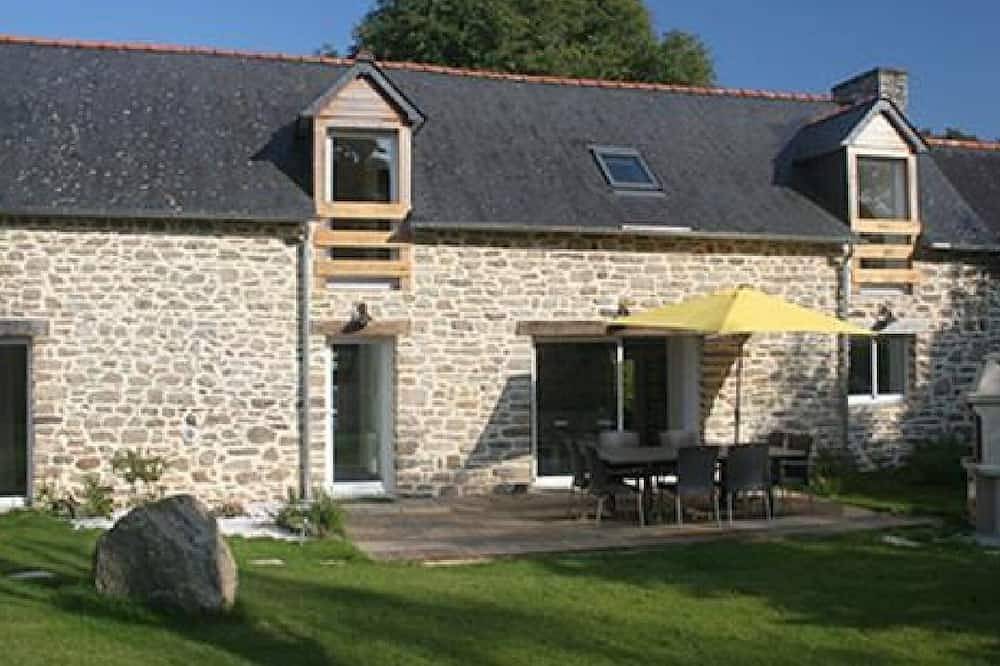 Longère with heated indoor pool on 18 ha estate with animals in Quimperlé, Côte de Cornouaille