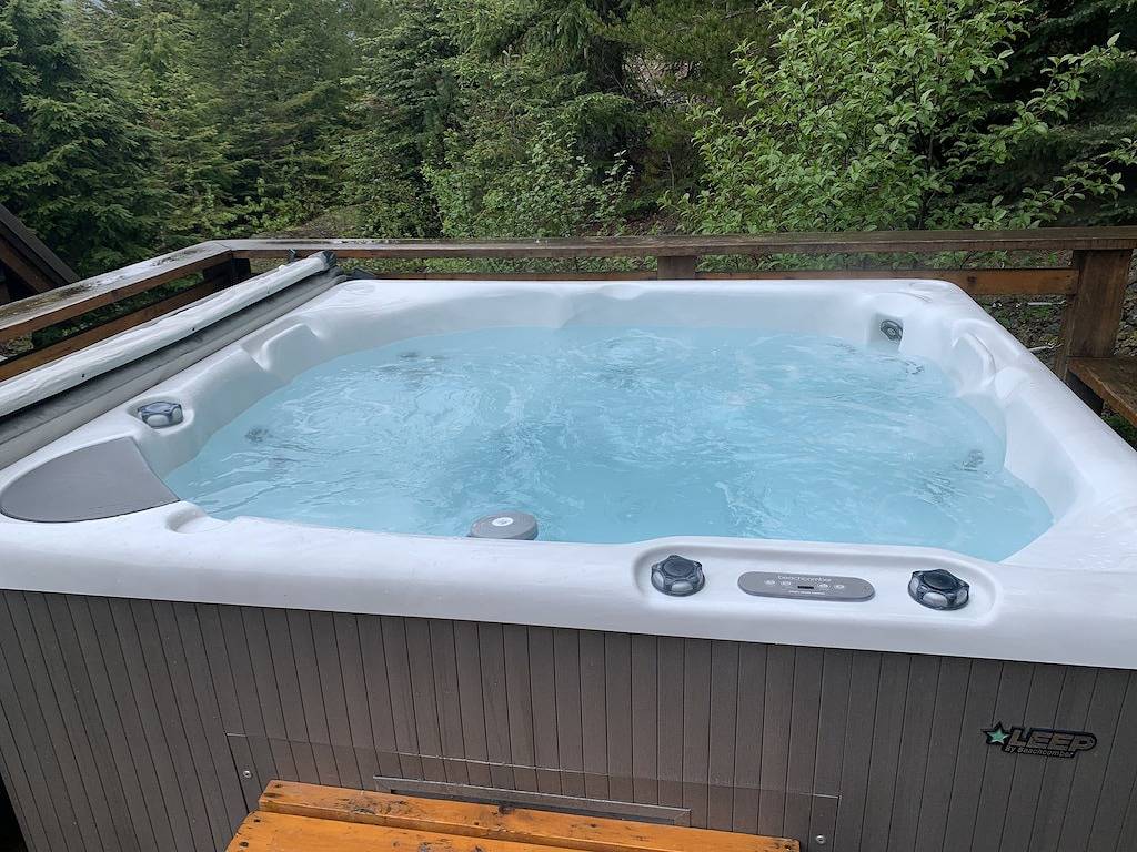 ✨ Valhalla Ski Chalet | Sleeps 14 | Private Hot Tub | Steps to Whistler Village in Whistler, Whistler Blackcomb