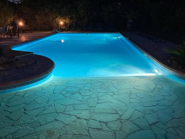 Location de vacances pour 8 personnes, avec piscine et vue ainsi que bassin pour enfant et jardin, animaux acceptés à Saint-Étienne-du-Grès - 3