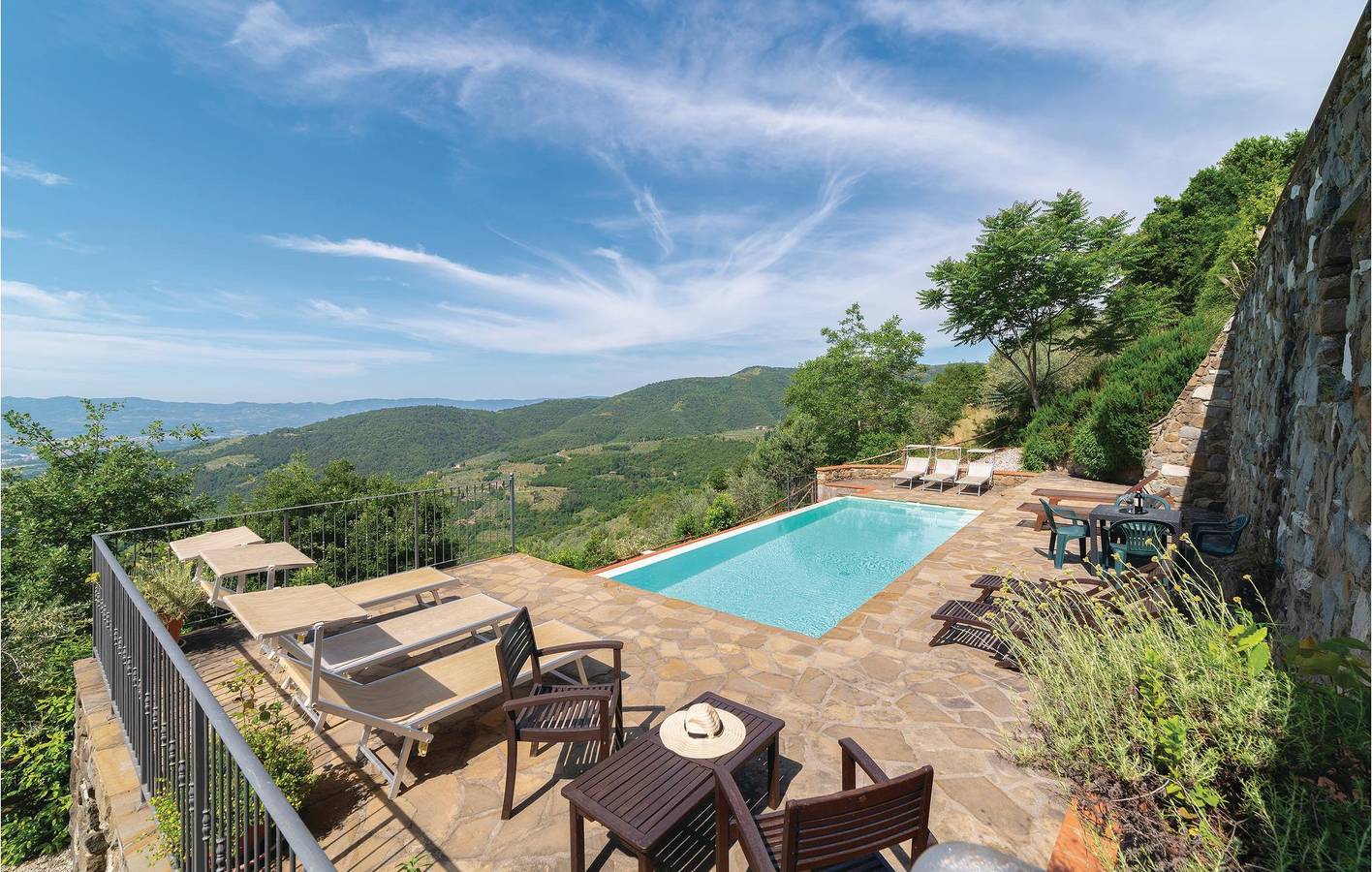 Ganze Ferienwohnung, Sommeraufenthalt: Pool, Parkplatz & WiFi in Loro Ciuffenna, Valdarno