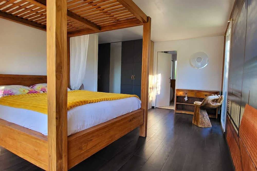 Villa Seychelles, swimming pool, tropical garden, wooden terrace, close to the sea in Nieul-sur-Mer, Región de La Rochelle