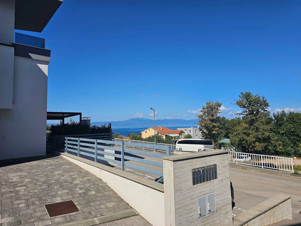 Ganze Ferienwohnung, Ferienwohnung modern eingerichtet mit Meerblick in Njivice, Krk