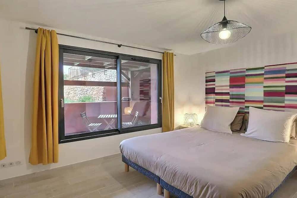200M2 Wood Luxury Villa With Spectacular Views & Pool Near Aix-En-Provence in Ventabren, Aix-en-Provence region