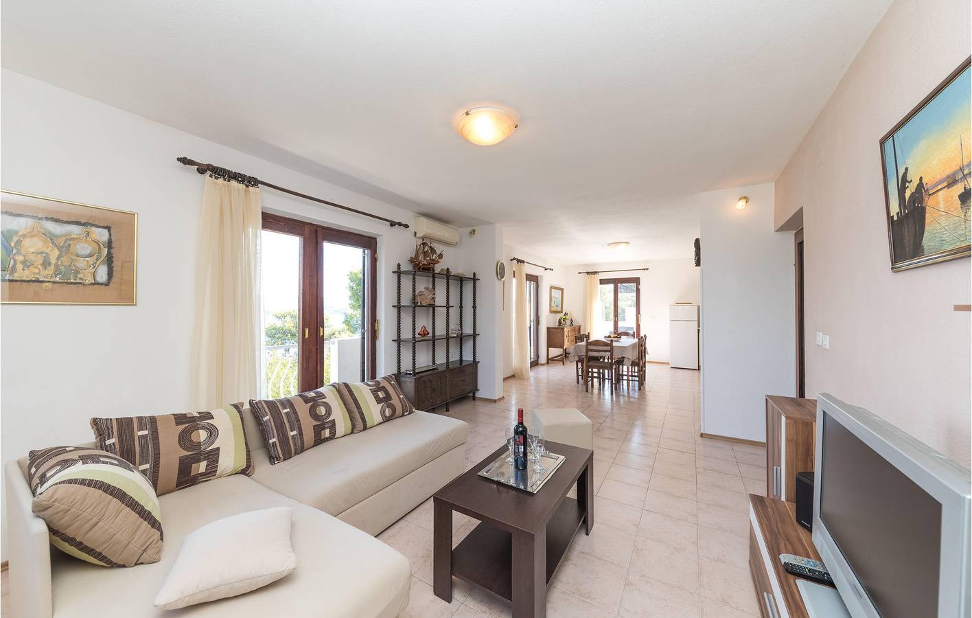 Geräumige Ferienwohnung mit Pool, Terrasse und Zugang zum Strand in Okrug Donji, Ciovo