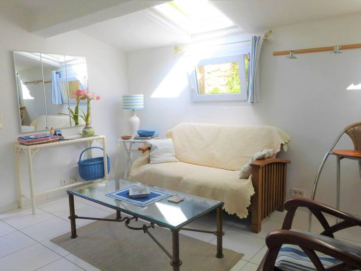 Location de vacances pour 2 personnes, avec Terrasse ainsi que Jardin et Piscine à Pégomas