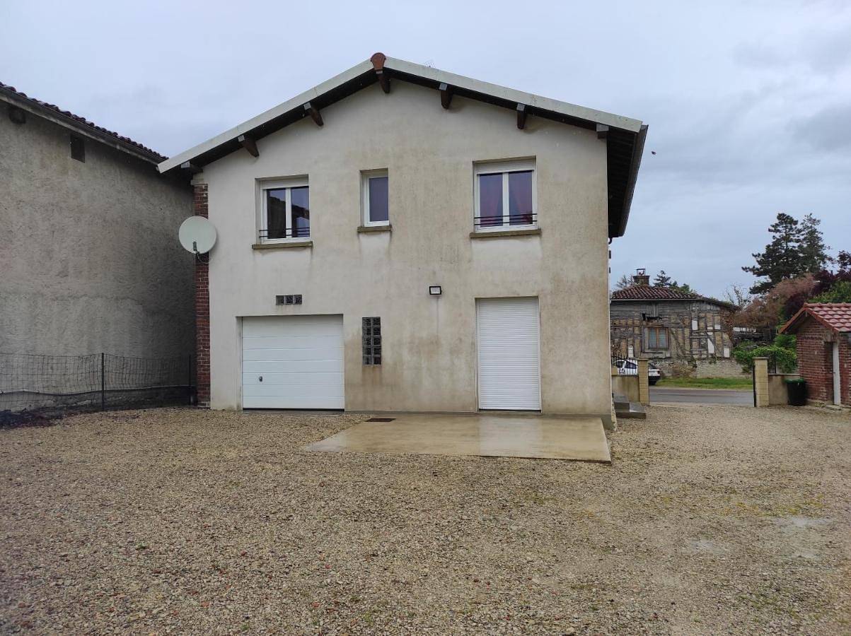 Four-Bedroom House in Longeville-sur-la-Laines, Rives Dervoises