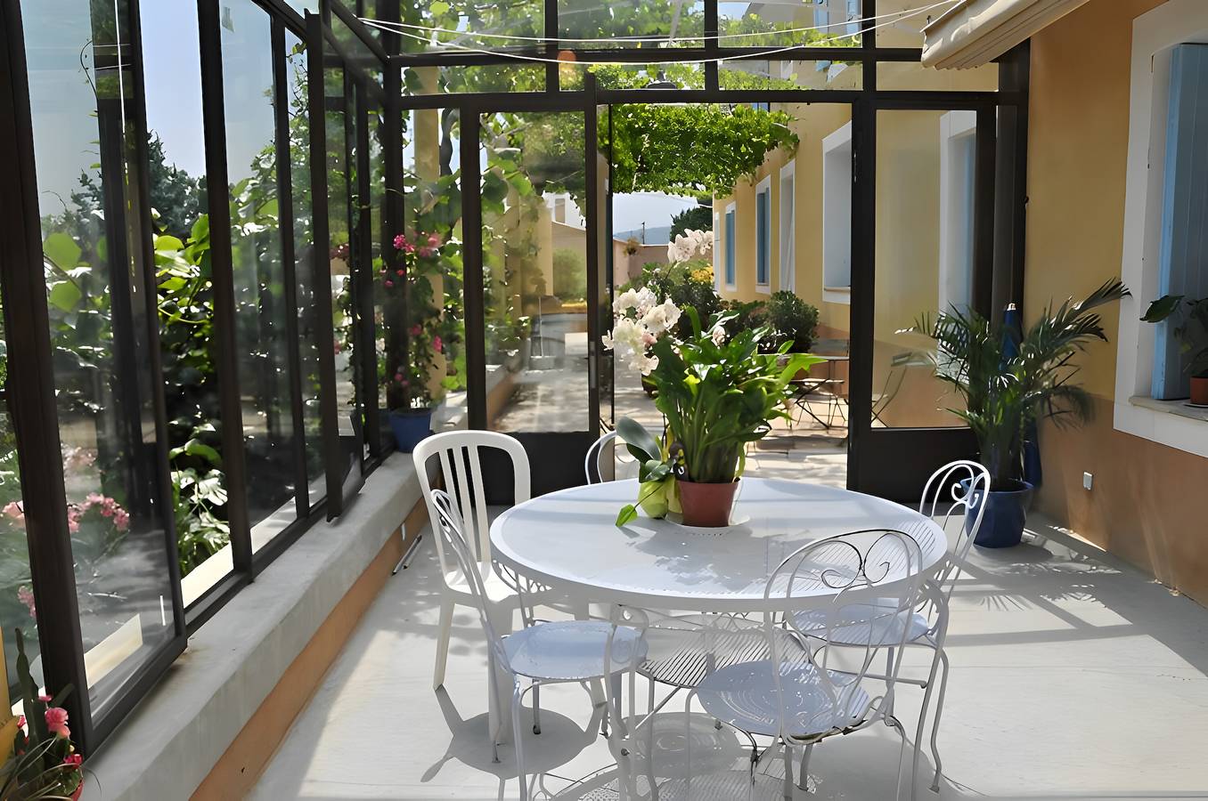 Cottage 'Atelier De Fernand - Mas Des Iles' with Private Terrace, Shared Garden and Wi-Fi in Pont-Saint-Esprit, Nimes region