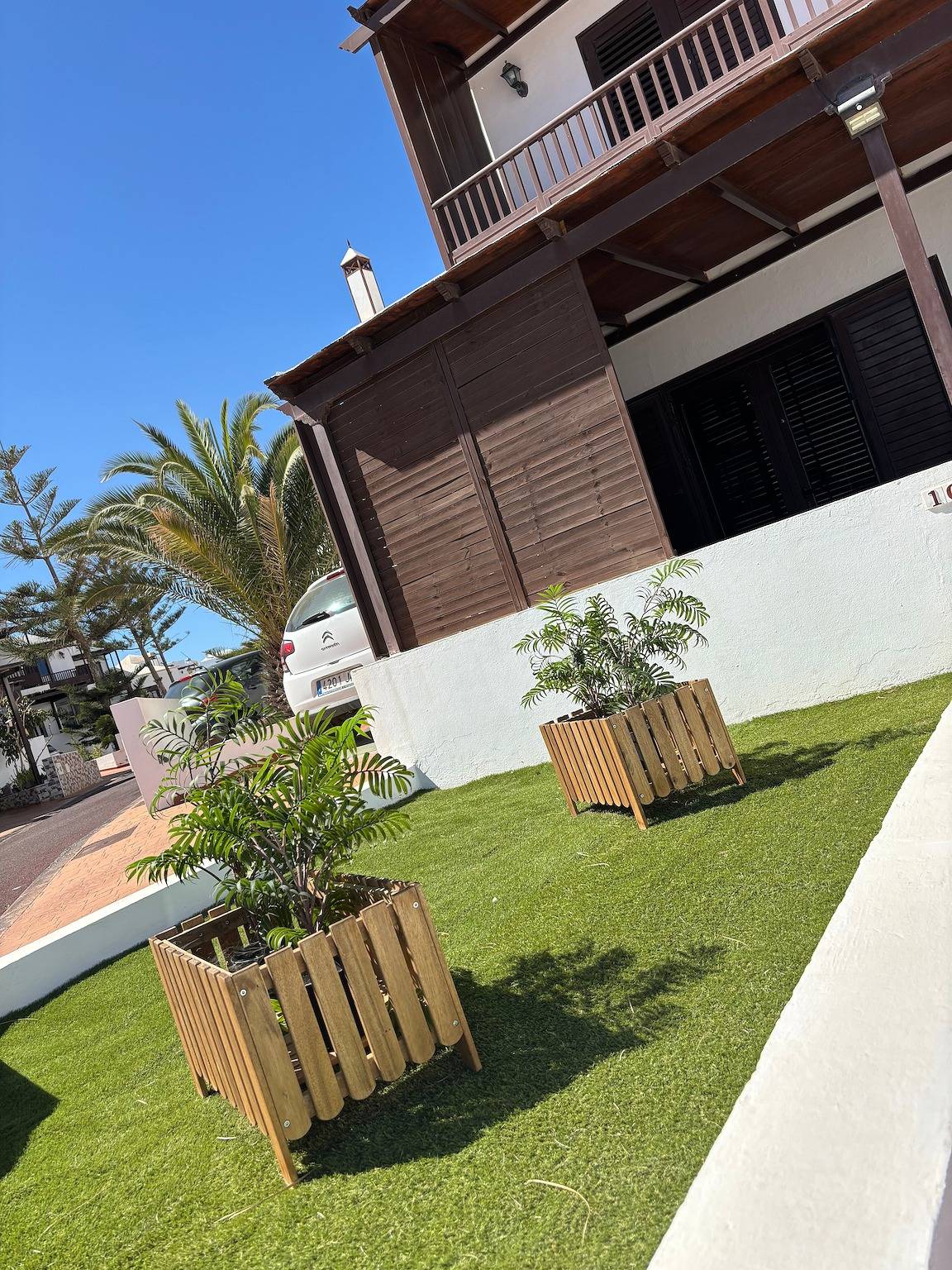 Casa de férias 'Villa Palmeras' com vista para o mar, piscina partilhada e acesso Wi-Fi in Costa Teguise, Teguise