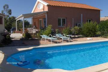 Gîte pour 6 personnes, avec jardin et terrasse à Castelnou