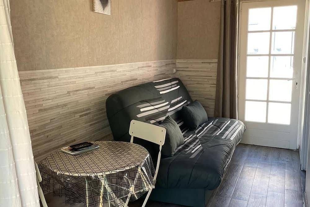 Apartamento entero, Estudio Arvert con terraza y jardín a 12,7 km de la costa salvaje. in Arvert, Côte de Beauté