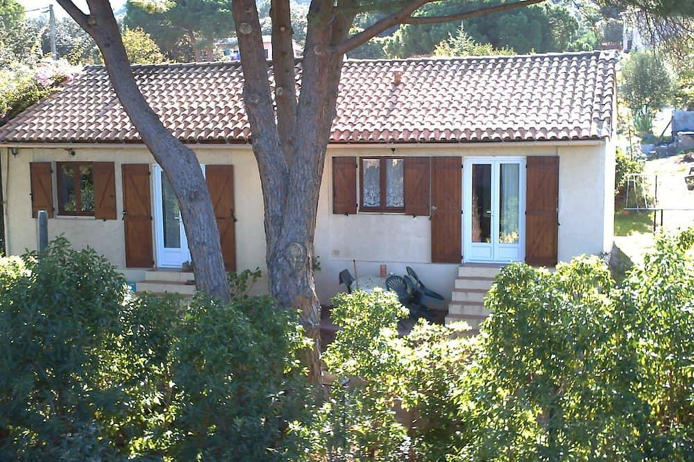 Casa con jardín, cerca de la playa, para 2 personas, totalmente equipada. in Calvi, Region de Calvi