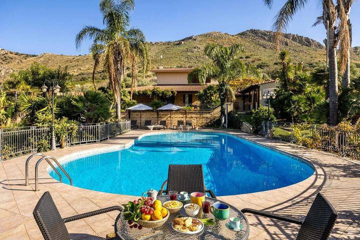 Villa per 10 persone, con Balcone e Terrazza nonché Giardino e Piscina a Bagheria