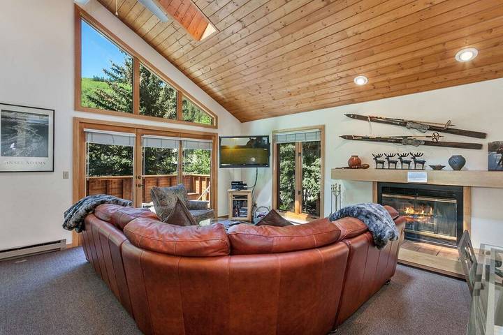 Vacation rental for 10 people, with yard and pool as well as balcony in Beaver Creek