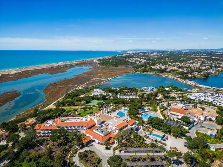 Villa für 6 Personen, mit Seeblick und Kinderpool sowie Garten und Balkon - 1