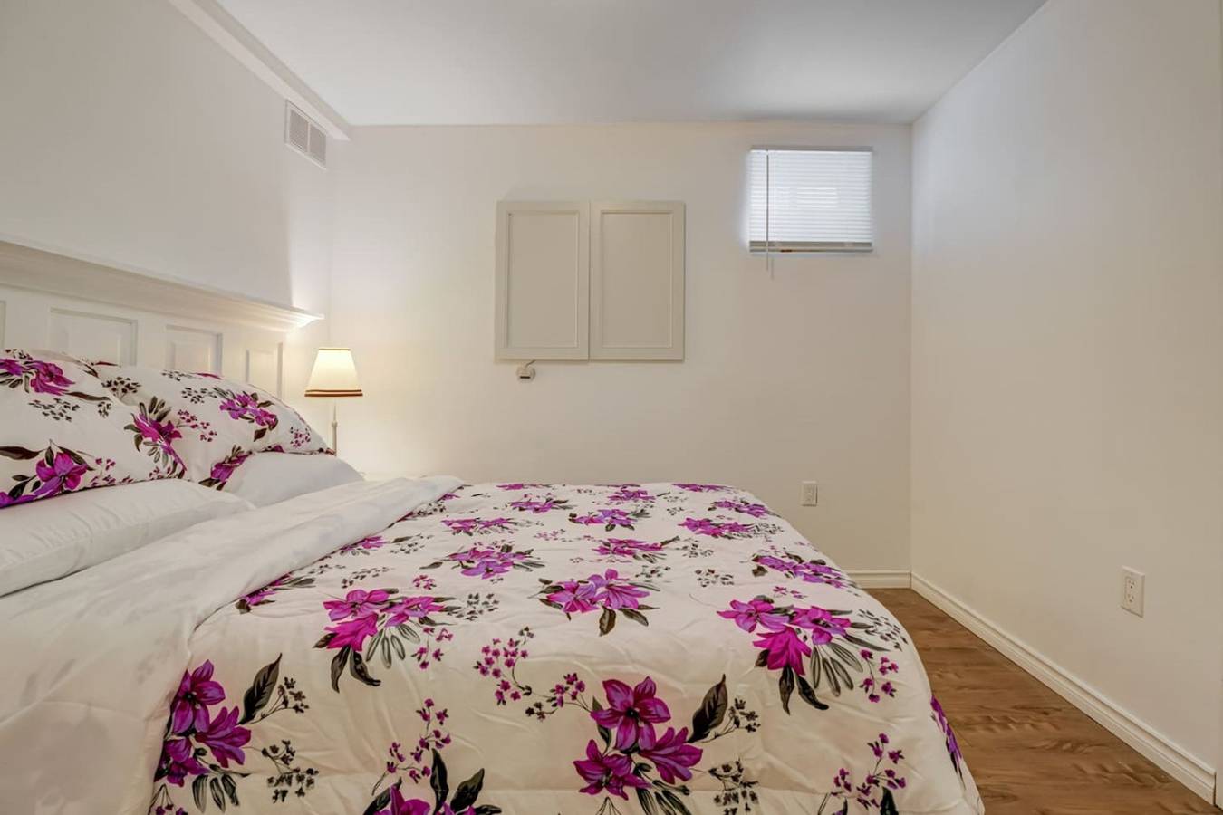 Comfortable Whitby 2 Bedroom Lower Suite in Whitby (Canada), Lake Ontario (Canada)