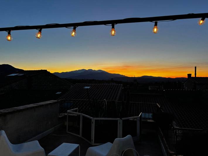 Estudio entero, Gran estudio tipo loft bohemio chic con terraza y vistas panorámicas en edificio del siglo Xvii in Maureillas-las-Illas, Región Céret