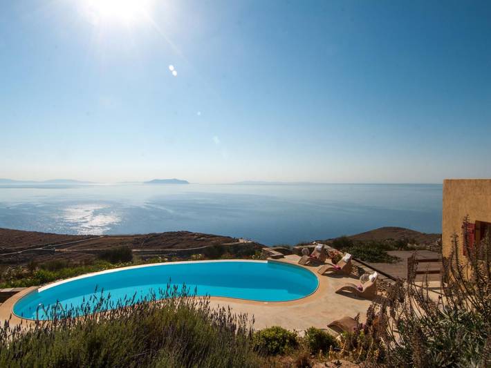 Location de vacances pour 17 personnes, avec jardin et piscine dans Kea