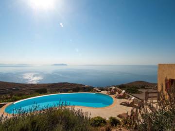 Location de vacances pour 17 personnes, avec piscine et jardin dans Kea