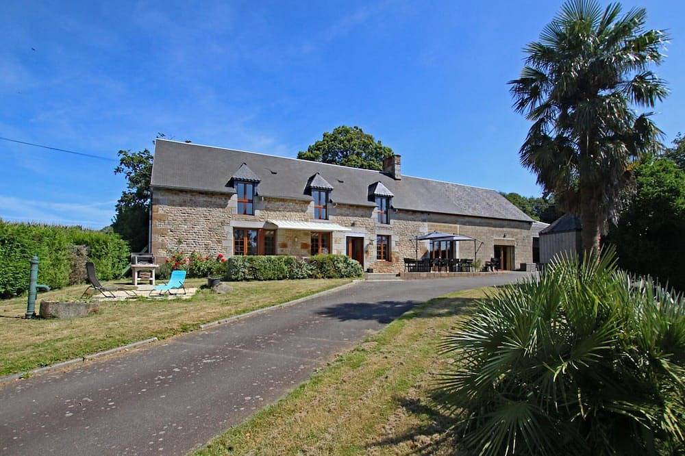 Grande maison familiale avec espace bien-être et jeux à Saint-Brice-de-Landelles in Saint-Brice-de-Landelles, Région d'Avranches