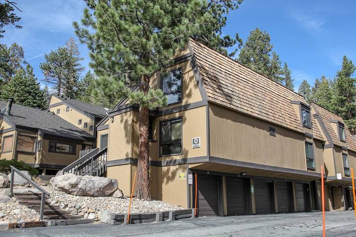Vacation apartment for 6 people, with balcony and pool as well as hot tub in Mammoth Lakes