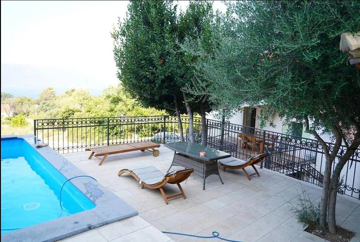 Villa pour 10 personnes, avec vue ainsi que terrasse et piscine, animaux acceptés à Viganj