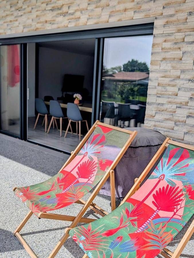 Location de vacances pour 8 personnes, avec terrasse ainsi que jardin et piscine à Le Pian-Médoc - 3