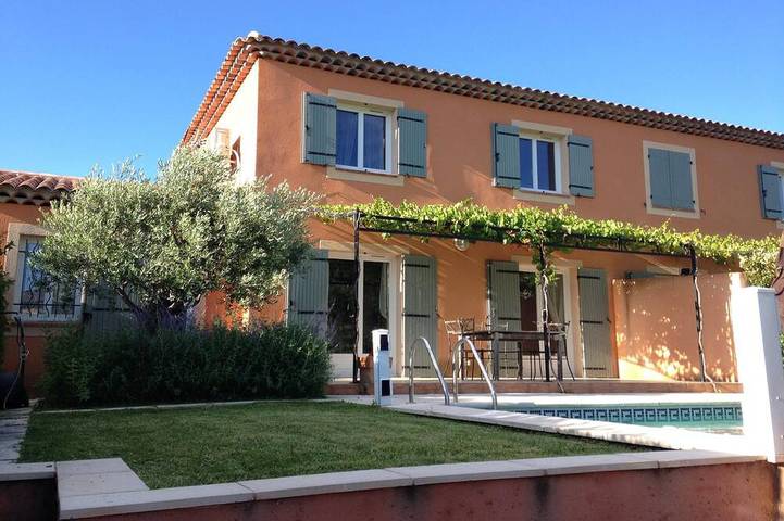 Location de vacances pour 7 personnes, avec jardin et terrasse à Puyloubier